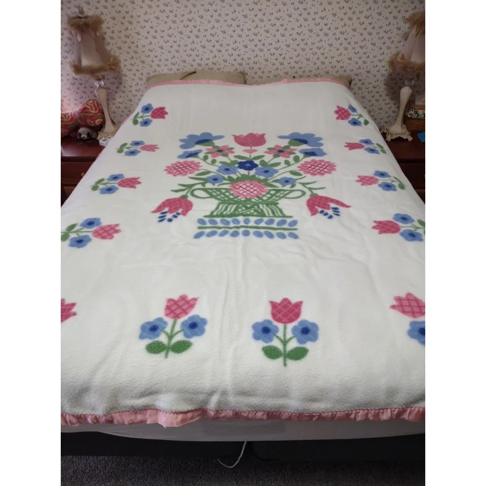 Vtg heavy Cotton Blanket Satin Trim floral bouquet center 67 x 80